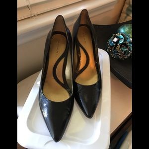 TAHARI Brown Pump